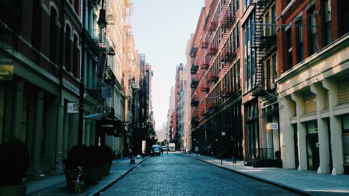 现在网上有女的出钱和别人约会。什见面了给给钱,要先交订金。是真...