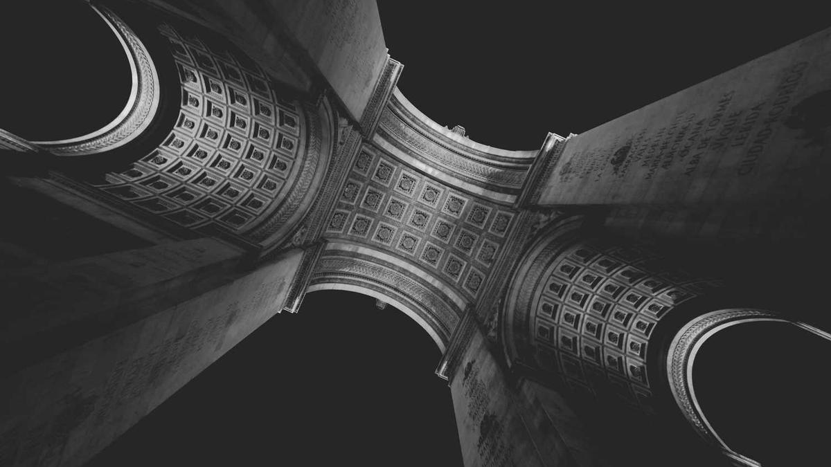 黑帮大姐大到餐厅吃饭,裙子弄脏了,要对方赔一万块,是什么电影