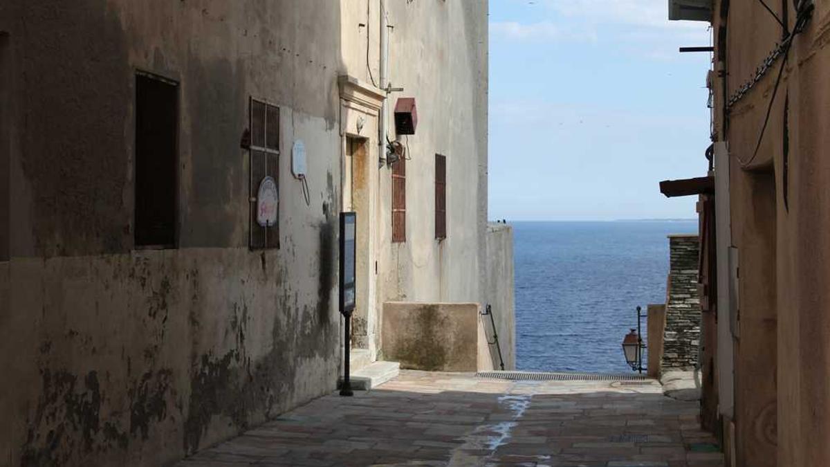 汉孝城际铁路在孝感的起点站在哪里?离孝感火车站有多远?最好有地图...